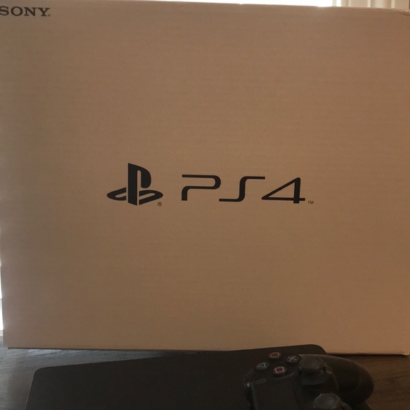 {SOLD} PLAYSTATION 4 - Picture 5 of 6